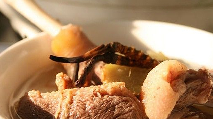 冬蟲(chóng)夏草燉鮮鮑湯:滋補(bǔ)珍饈的精心烹制